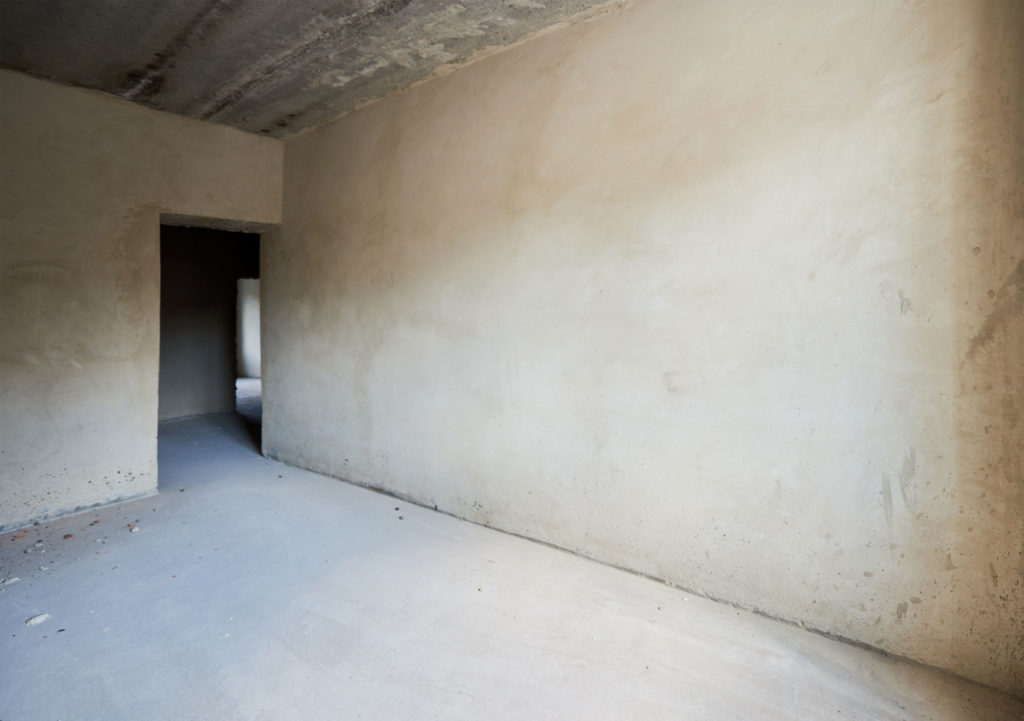 Avant_revêtement_mural_et_revêtement_de_plafond_suisse